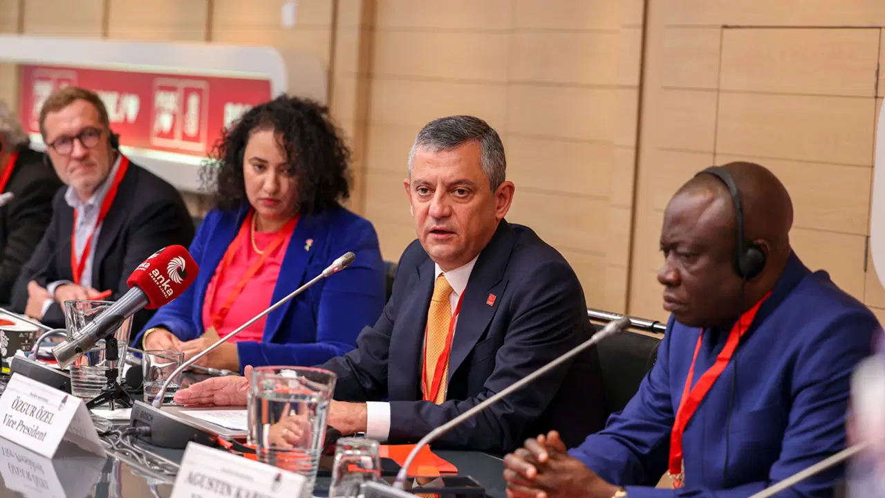 İspanya’daki Toplantıda CHP Liderinin Geniş Çaplı Demokrasi ve Dayanışma Vurgusu