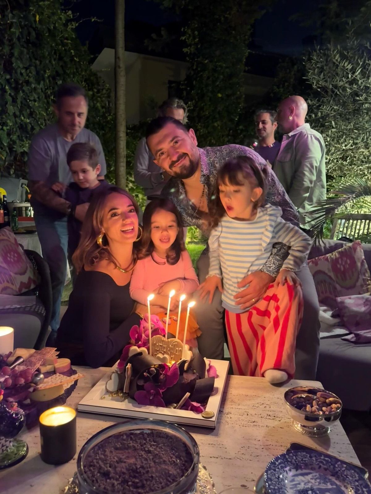 Seda Bakan’ın 40. Yaş Günü: Aile ve Arkadaşların Gövde Gösterisi