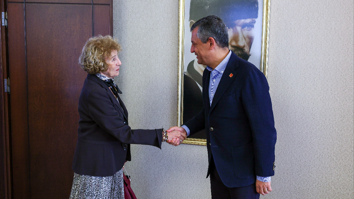 Özgür Özel, Ayşe Kulin’e rozet taktı