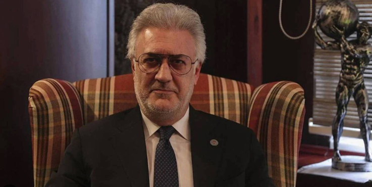 Bir anda salonu terk ettiler