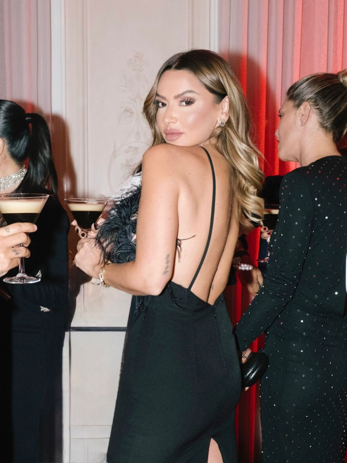 Hadise: Sahneden Uzakta Dinlenirken Sosyal Medyada Gündemde