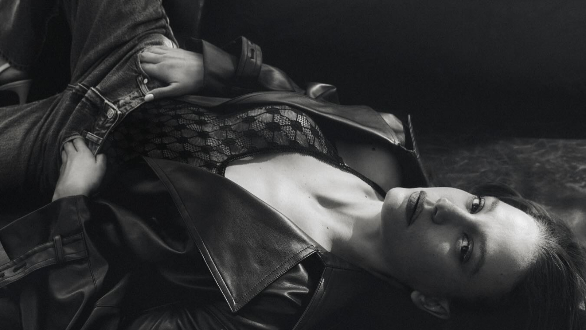 Serenay Sarıkaya, papatyalar içinde poz verdi