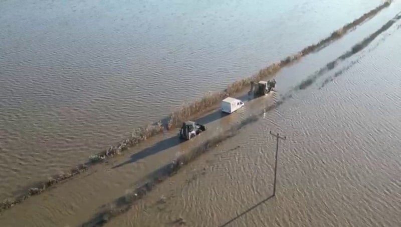 Karacabey’de Yükselen Sular Yolu Kapattı: Ekipler Müdahale Etti