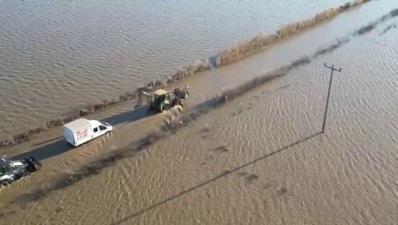 Karacabey’de Yükselen Sular Yolu Kapattı: Ekipler Müdahale Etti