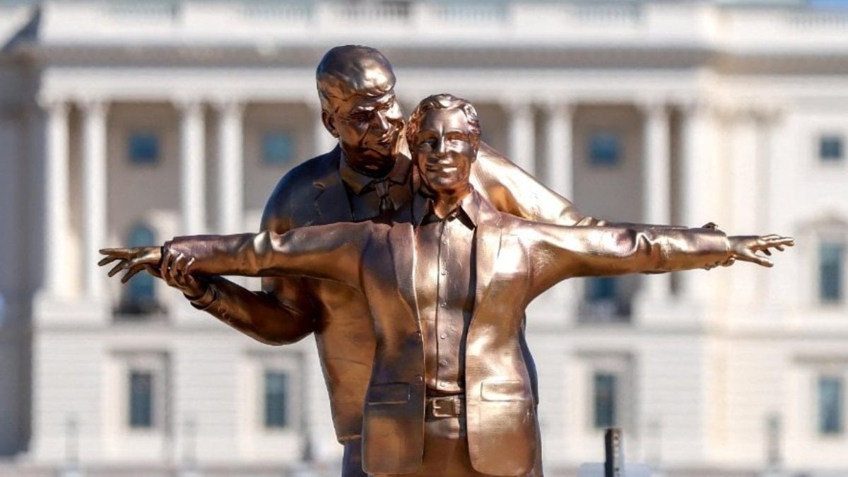 ABD’de bir parka Trump ile Epstein’ın heykeli dikildi