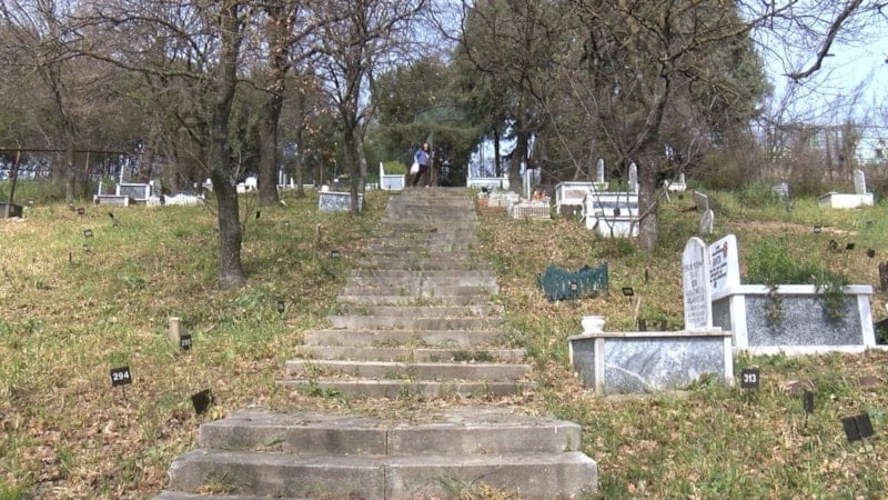 Sahipsiz Hayvan Mezarlığına Ziyaret: Zamanla Değişen Anılar ve Bayram Coşkusu