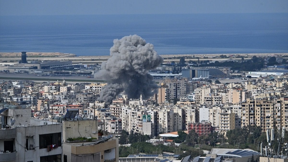 İsrail, Lübnan’da 320 Hizbullah hedefini vurduğunu açıkladı