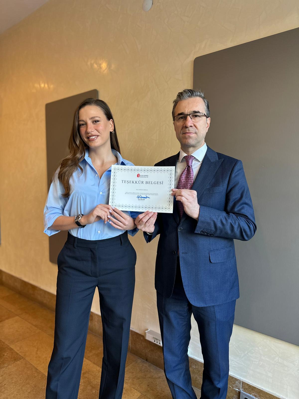 İstanbul Defterdarlığı’ndan Teşekkür Belgesi: Serenay Sarıkaya Verasındaki Gönüllü Uyum Vurgusu