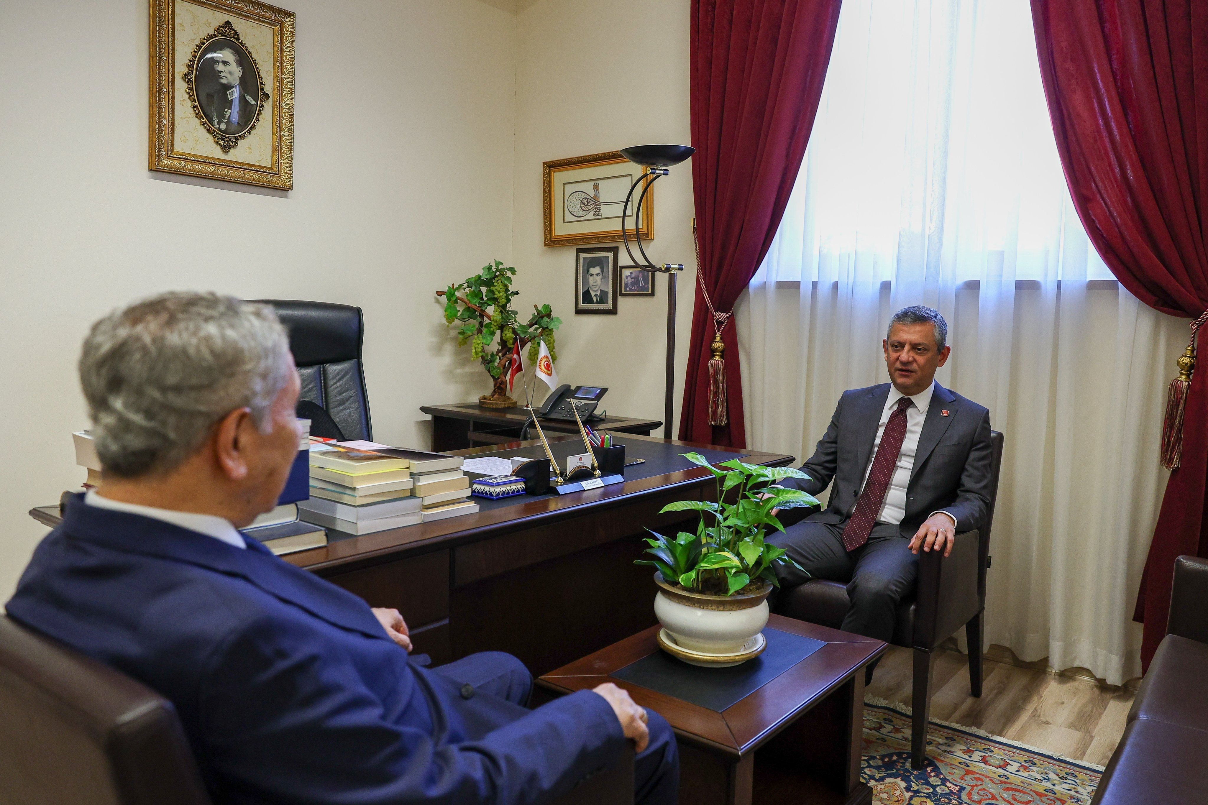 Özgür Özel ve Bülent Arınç Görüşmesi: Manisa ve Ulusal Gündem Üzerine Karşılıklı Değerlendirmeler