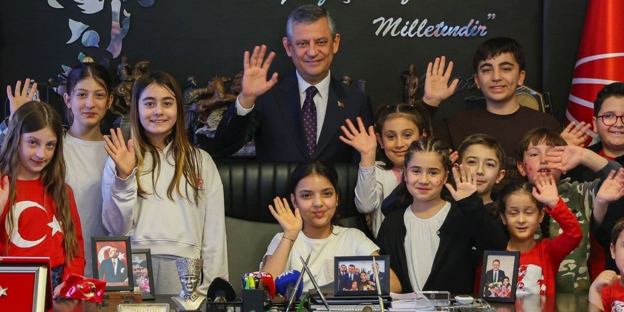 Özgür Özel 23 Nisan’da makam koltuğunu Hataylı Elisa Dok’a devretti